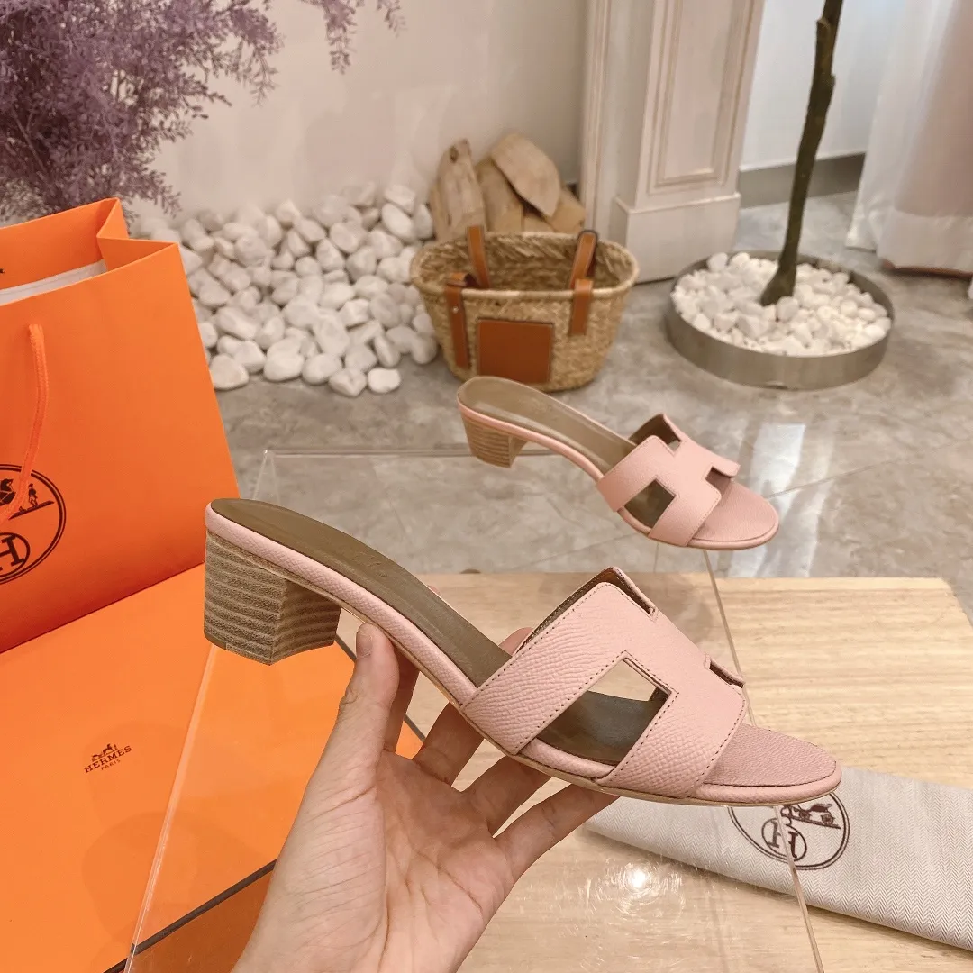 👟👟Ex-factory price 300👟👟 Genuine leather sole +40 🦄Hermès "Palm Print" has added new color sandals, "Year-round shipment" with three-dimensional concave and convex feeling on the classic "H" upper... It is a must-have item in your wardrobe, and it is magically versatile in this summer! This model fully demonstrates the classic Hermès style "palm print". Classic calfskin material ~ imported sheepskin. Lining 🐎Size: 34~42. Heel height ② type: low heel 1.5cm. Medium heel 4.5cm. Genuine leather sole +40 rubber sole.